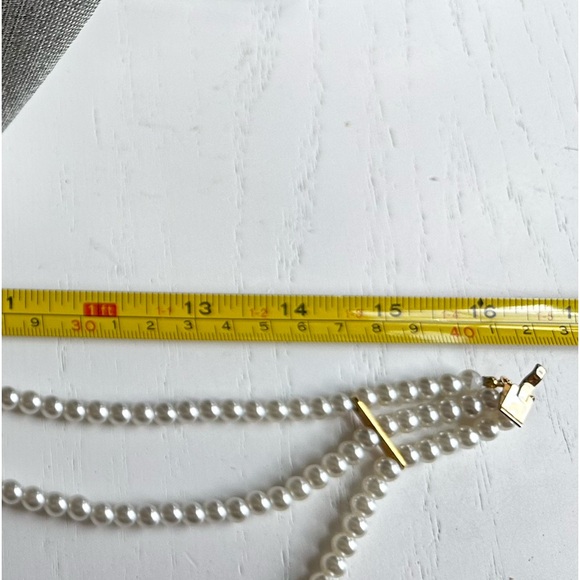 SALE!!!!  EUC! Vintage 3 Strand Fashion Pearl Necklace - Picture 7 of 9